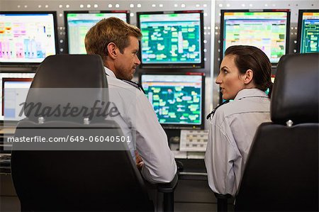 Menschen, die in Sicherheit-Kontrollraum Menschen, die in Sicherheit-Kontrollraum
