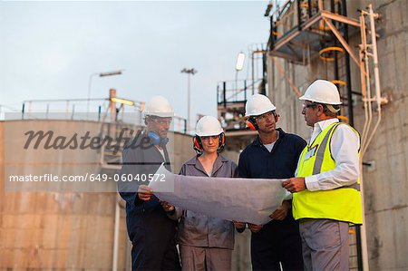 Arbeitnehmer, die Baupläne im Werk lesen