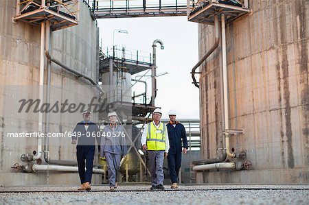Arbeitnehmer, die zu Fuß in Chemiefabrik Arbeitnehmer, die zu Fuß in Chemiefabrik