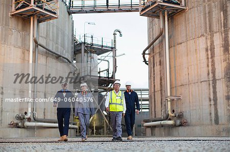 Travailleurs à pied à l'usine de produits chimiques