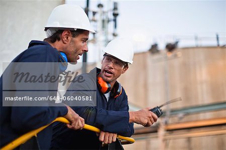 Travailleurs parlant à l'usine de produits chimiques