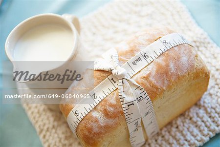 Ruban à mesurer sur du pain frais cuit au four