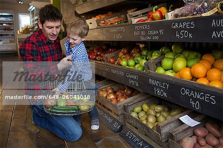 Père et fils, acheter des produits en magasin