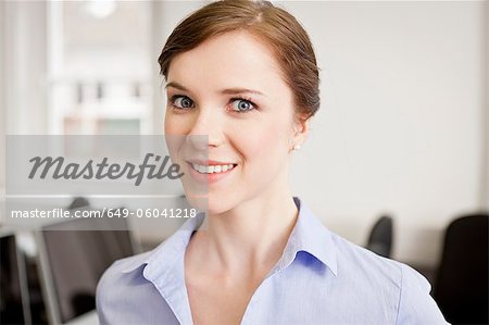 Geschäftsfrau, die lächelnd im Büro