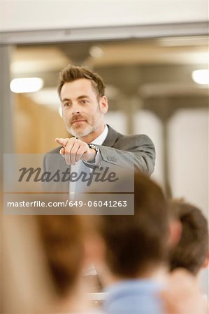 Kaufmann hosting Seminar im Büro