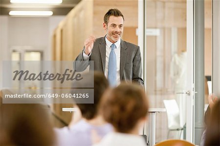 Kaufmann hosting Seminar im Büro