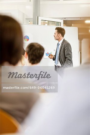 Kaufmann hosting Seminar im Büro