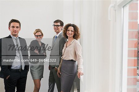 Geschäftsleute, die lächelnd im Büro