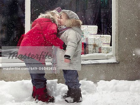 Enfants baiser dans la neige