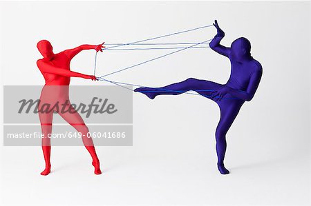 Couple en justaucorps jouant avec chaîne Couple en justaucorps jouant avec chaîne