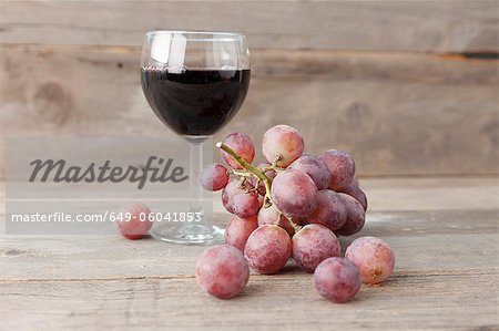 Nahaufnahme von Trauben und Wein