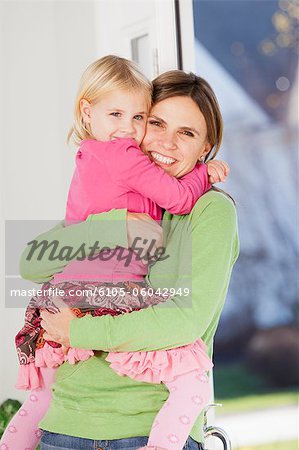 Portrait d'une femme souriante avec sa fille