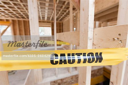 Vorsicht Klebeband um Öffnung im Boden auf Haus im Bau
