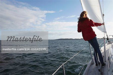 Femme sur yacht, vue arrière