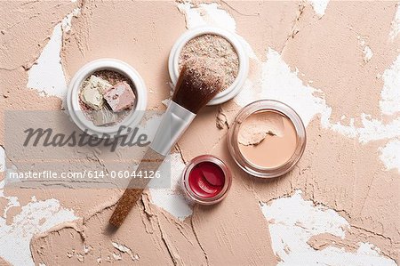 Pots de maquillage et brosse