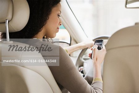 Texte de jeune femme messagerie sur téléphone portable de voiture