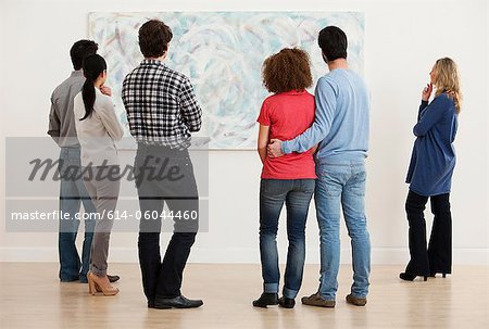 Hommes et femmes en regardant dans la galerie d'art peinture à l'huile
