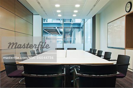 Salle de conférence dans l'immeuble de bureaux vide