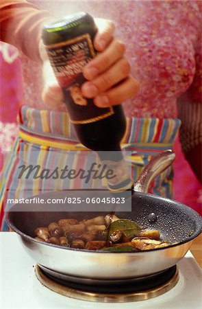 Preparing button mushrooms with balsamic vinegar