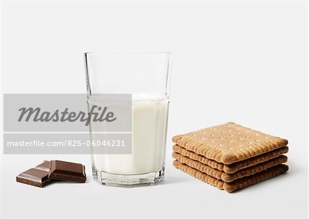 Glas Milch, Quadrate aus Schokolade und rich Tea Biscuits für teatime