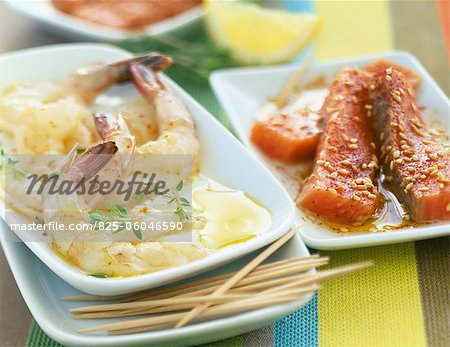 Gambas marinated in oil with thyme and salmon marinated in oil with sesame seeds