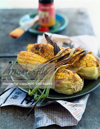 Gegrillter Mais auf den Maiskolben und Frühlingszwiebeln mit Soja-butter