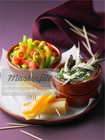 Salat mit Tomaten und Paprika, marinierte Sardellen und Käse mit Obst-paste