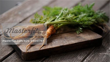 Botte de carottes sur une planche à découper