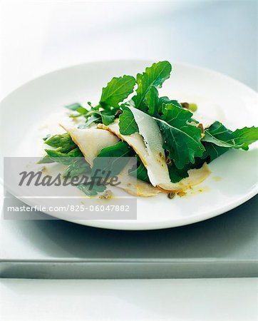 Grüner Spargel, Putenbrust und Ossau-Iraty Salat geschnitten