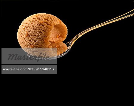 Cuillère de crème glacée au caramel