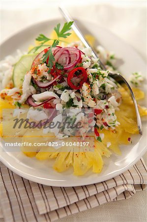 Poisson blanc, poivrons rouges et salade d'ananas