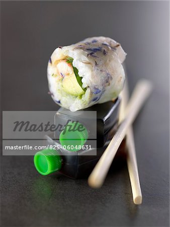 Crevettes et makis fleur comestible