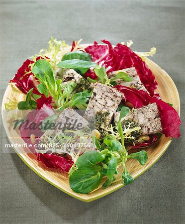 Tofu, Pinienkernen und Olivenöl, Salat