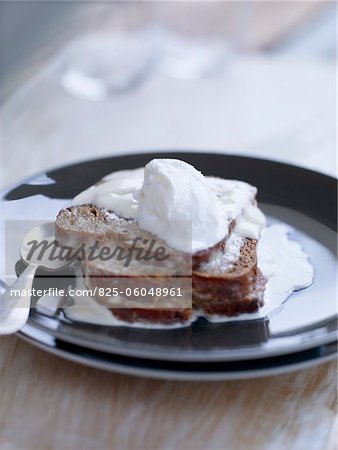 Pain français pain de seigle, lait mousseux et sorbet au yaourt