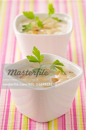 Blumenkohl und dünne Scheiben geschnitten Mandel Suppe