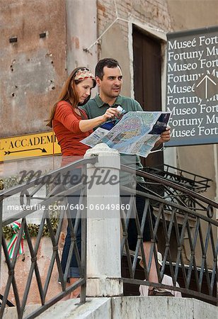 Italie, Venise, Couple avec carte, visite de la ville