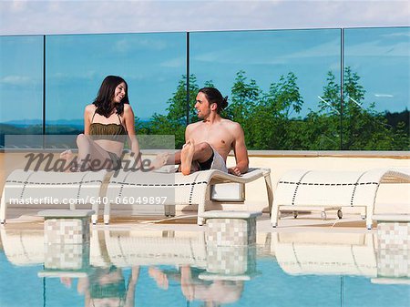 Italie, jeune couple de détente en piscine