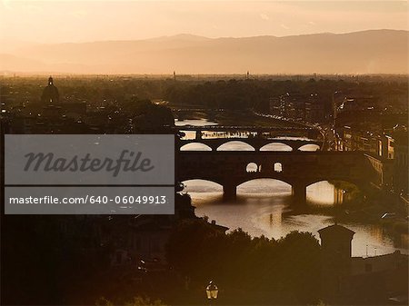 Italie, Florence, Ponte Vecchio et fleuve Arno au coucher du soleil