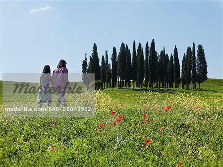 Italien, Toskana, Val D'Orcia, Paar, Wandern in der Wiese