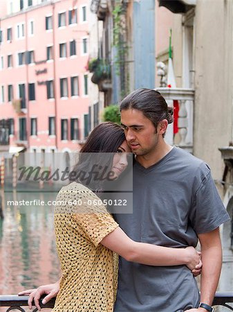 Jeune couple d'Italie, Venise, embrassant par canal