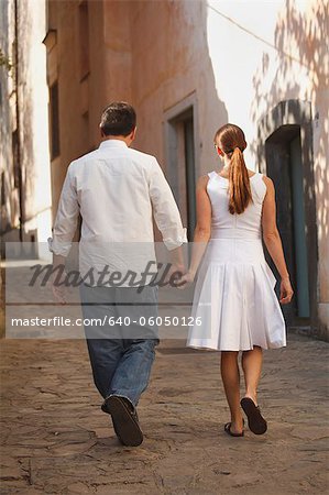 Couple d'âge mûr Italie, Ravello, marchant le long de la ruelle