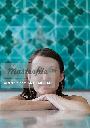 Italie, Côte d'Amalfi, Ravello, Portrait d'une femme mature dans la piscine