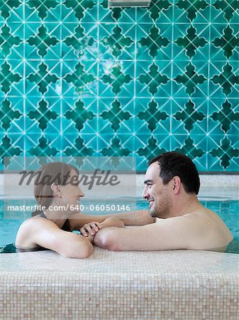 Couple d'âge mûr en piscine Côte d'Amalfi, Ravello, Italie