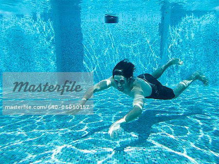 Italie, Côte d'Amalfi, Ravello, jeune homme nage sous l'eau