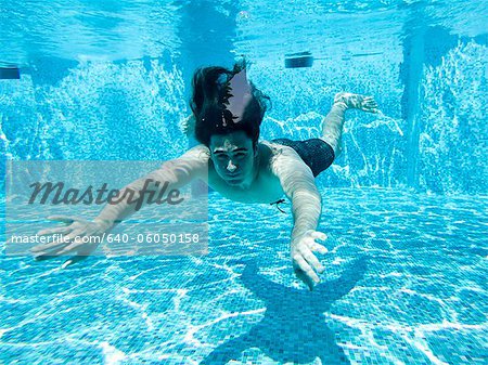 Italie, Côte d'Amalfi, Ravello, jeune homme nage sous l'eau
