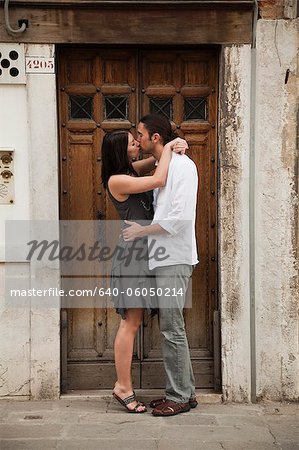 Italien, Venedig, junges Paar küssen vor der alten Tür