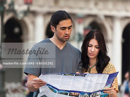 Jeune couple d'Italie, Venise, en regardant la carte sur la place Saint-Marc