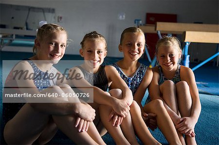 USA, Utah, Orem, Portrait de jeunes filles (8-11) au repos dans une salle de sport