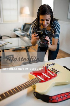 USA, Utah, Orem, Teenage Mädchen (16-17) fotografieren Gitarre