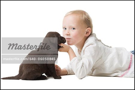 enfant avec chiot